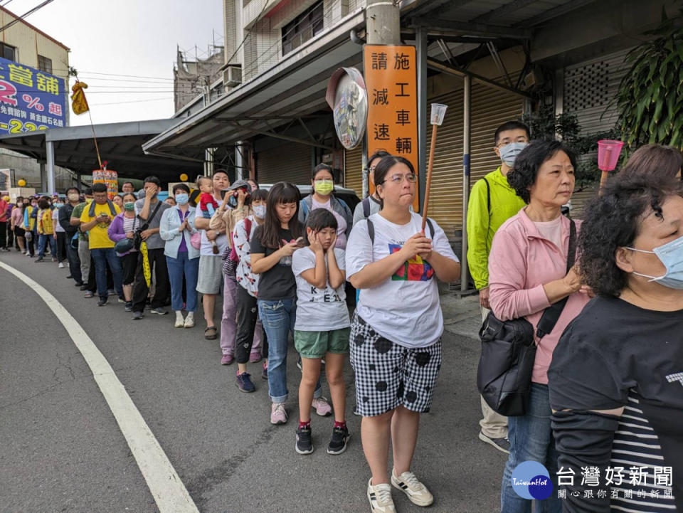 彰化南瑤宮開基三媽潦溪回鑾，下午三點多彰化市區繞境，上千民眾跪拜獻花迎轎。