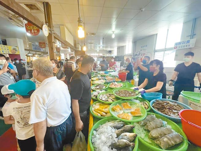 中秋連假第2天，桃園市永安漁港中午起湧現出遊人潮，比起部分遊樂園遊客不如預期是呈現兩樣情。（呂筱蟬攝）