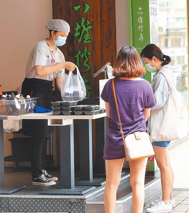 觀光餐飲業如今陷入「一夕歸零」困境，學者預估，每天憑空蒸發的產值超過44億元。圖為正在外帶的消費者。（劉宗龍攝）