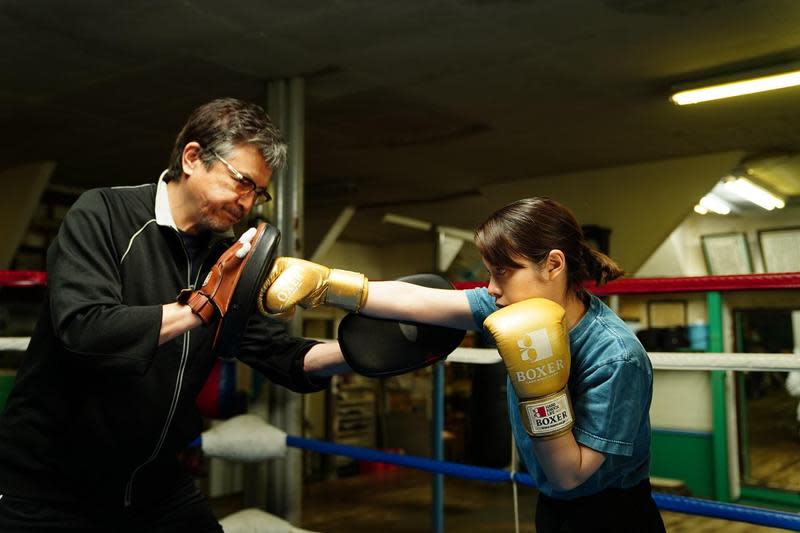資深男星三浦友和（左）與飾演聽障拳擊手的岸井雪乃（右）在片中情同父女、默契十足。（光年映畫提供）