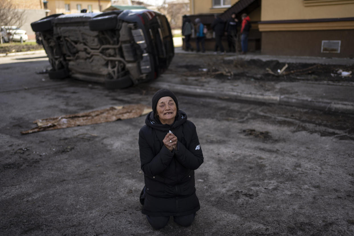 Tanya Nedashkivs'ka, de 57 años, llora la muerte de su marido, asesinado en Bucha, en las afueras de Kiev, Ucrania, el lunes 4 de abril de 2022. (AP Foto/Rodrigo Abd)