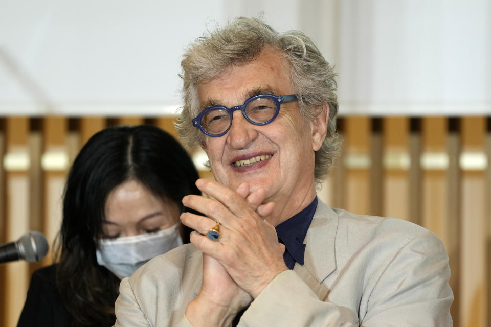 El cineasta Wim Wenders sonríe durante un encuentro con periodistas para hablar del proyecto Tokyo Toilet, en Tokio, el miércoles 11 de mayo de 2022. Wenders realiza una película sobre baños japoneses de lujo que tendrá lo que el director alemán llama "significado social" sobre la gente en las ciudades modernas. (Foto AP/Shuji Kajiyama)