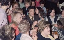 Hier fühlte er sich womöglich besser aufgehoben als bei der Queen. Tom Jones, hier im Jahr 1969, genoss es sichtlich, von seinen zumeist weiblichen Fans umringt zu sein. (Bild: Keystone/Getty Images)