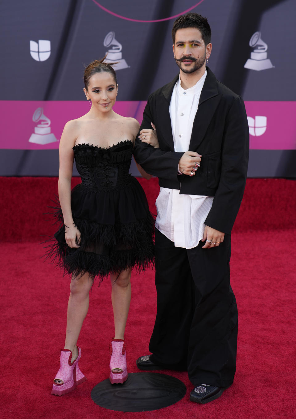 Evaluna Montaner, izquierda, y Camilo llegan la 23a entrega anual del Latin Grammy en la Mandalay Bay Michelob Ultra Arena el jueves 17 de noviembre de 2022. (Foto AP/John Locher)