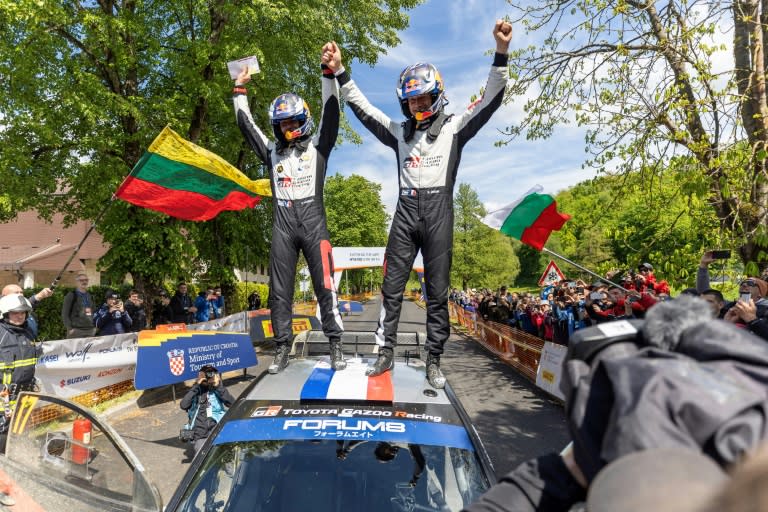 El piloto de rally francés Sébastien Ogier (derecha) y su copiloto y compatriota Vincent Landais celebran sobre su Toyota la victoria en el Rally de Croacia 2024, el 21 de abril de 2024 en Kumrovec. First placed France's Sebastien Ogier (R) and his co-driver France's Vincent Landais celebrate on top of their Toyota GR Yaris Rally1 car after winning the Croatia Rally 2024, part of the FIA World Rally Championship, in Kumrovec, on April 21, 2024. (DAMIR SENCAR)