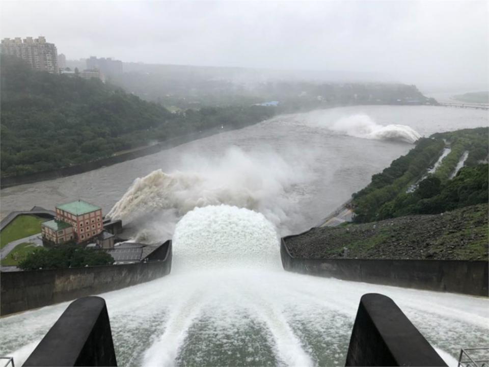 民眾搶圍觀！距離上次647天「石門水庫洩洪」：北市河堤淹大水