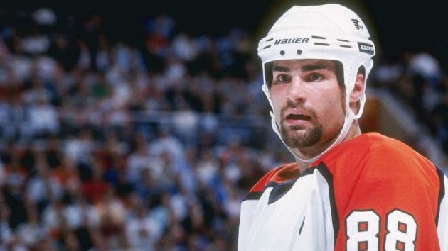 Flyers retire Hall of Fame center Eric Lindros' No. 88