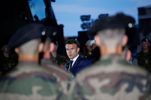 <p>&quot;C'est la fierté de la France d'être aux avant-postes&quot;, a déclaré le président français en s'adressant à quelque 200 soldats rassemblés sur la base de l'Otan de Mihail Kogalniceanu, où il a atterri en début de soirée.</p>
