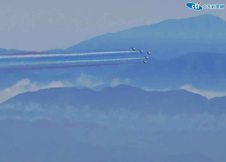 就職大典全兵力預演，空軍雷虎小組的5架AT-3教練機，施放藍、白、紅3色彩煙，飛越台大北上空，場面壯觀。(圖/記者李俊毅攝)