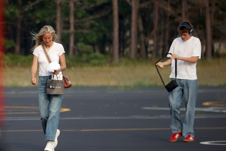 Gwyneth Paltrow y su hijo Moses Martin llegando al Helipuerto de Hamptons con looks engamados