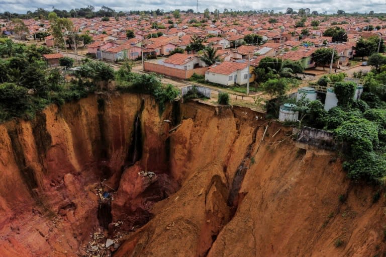 Los cráteres causados ​​por la deforestación rampante y la falta de planificación urbana están devastando la ciudad de Buriticupu, en el empobrecido noreste de Brasil.