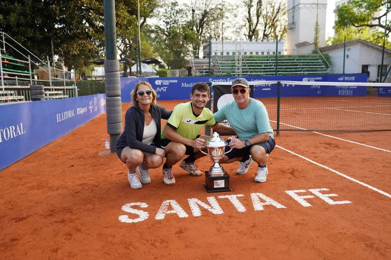 Mariano Navone junto con mamá Analía y papá Luis, tras ganar el Challenger de Santa Fe 2, el mes pasado
