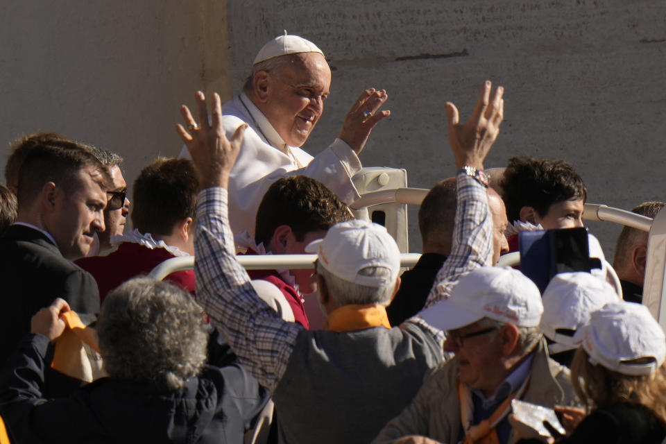 El papa Francisco llega a su audiencia semanal en la Plaza de San Pedro del Vaticano, el miércoles 26 de abril de 2023. (AP Foto/Alessandra Tarantino)