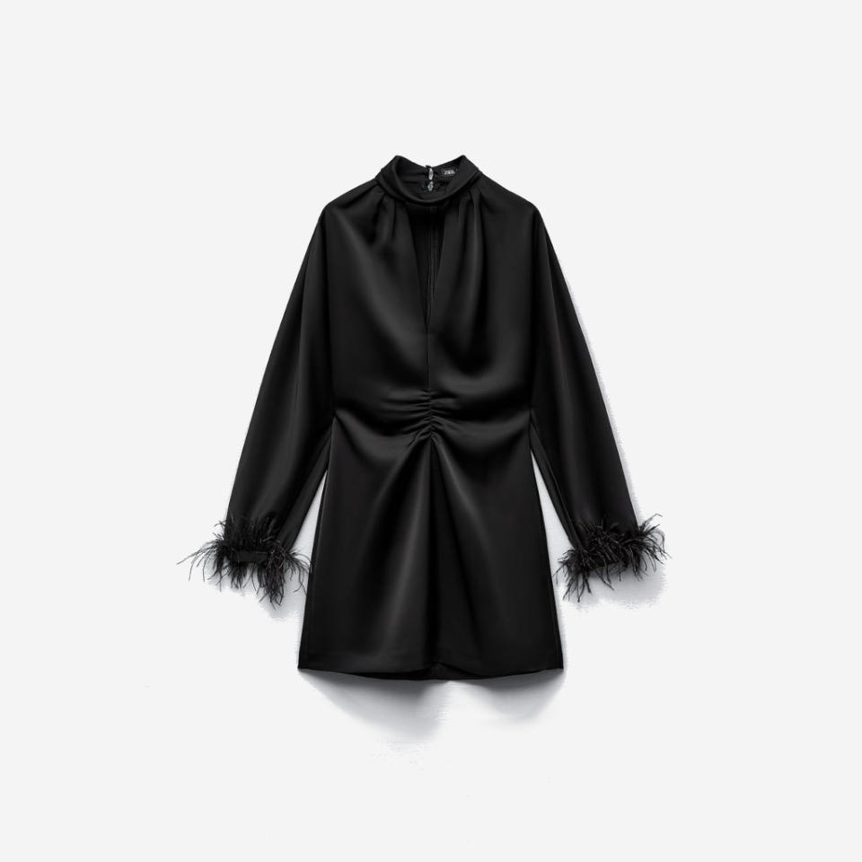 <p>Prix : 49,95 €</p><br><a href="https://www.zara.com/fr/fr/robe-courte-avec-manches-a-plumes-p09150794.html?v1=309544216&v2=2290847" rel="nofollow noopener" target="_blank" data-ylk="slk:Acheter;elm:context_link;itc:0;sec:content-canvas" class="link ">Acheter</a>