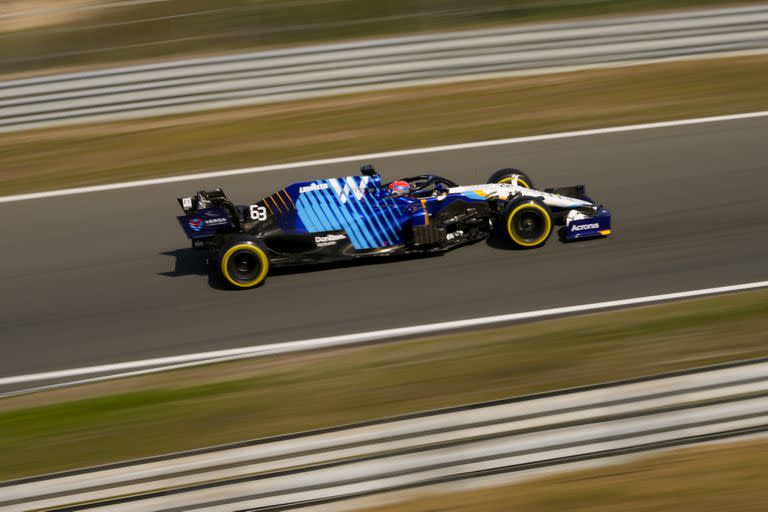 El piloto de Williams, George Russell, de Gran Bretaña, conduce su auto durante la tercera sesión de entrenamientos libres antes del Gran Premio de Holanda de Fórmula Uno