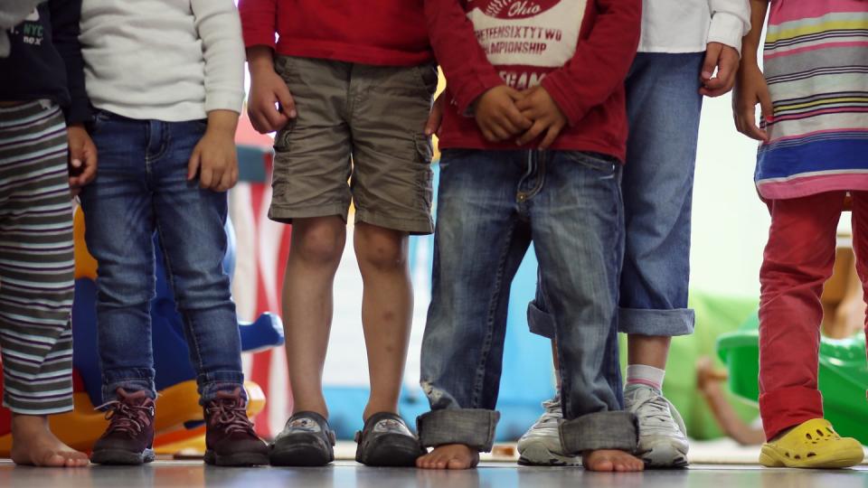 Kinder in einem Hamburger Kindergarten. Die Lebensqualität von Kindern in Deutschland ist stark durch die soziale Herkunft geprägt. Foto: Christian Charisius