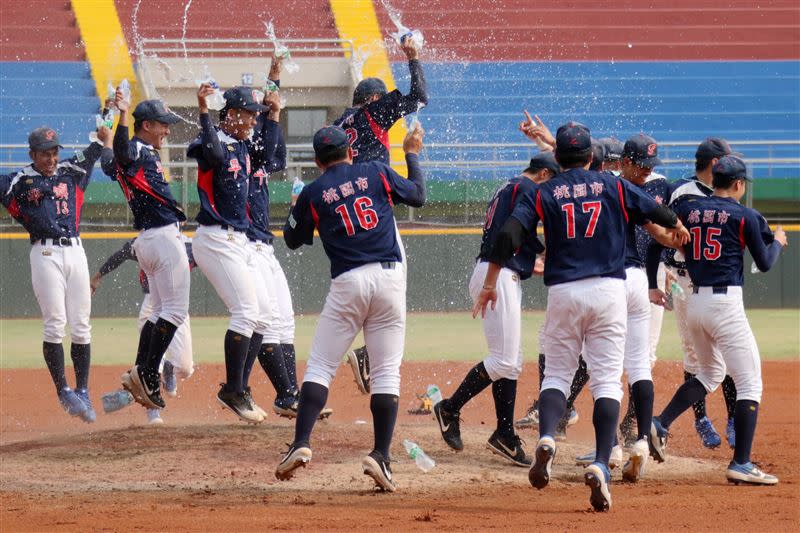 平鎮高中成為第一支3連霸隊伍。（圖／學生棒聯提供）