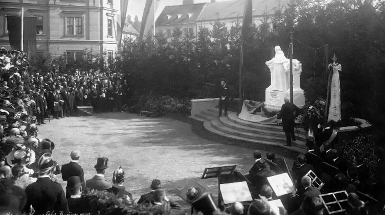 Ceremonia de inauguración del monumento a Gregor Mendel en Brno en 1910. <a href="https://commons.wikimedia.org/wiki/File:Odhalen%C3%AD_Mendlova_pomn%C3%ADku_na_Mendlov%C4%9B_n%C3%A1m%C4%9Bst%C3%AD_v_roce_1910.jpg" rel="nofollow noopener" target="_blank" data-ylk="slk:Wikimedia Commons / Josef Kunzfeld;elm:context_link;itc:0;sec:content-canvas" class="link ">Wikimedia Commons / Josef Kunzfeld</a>