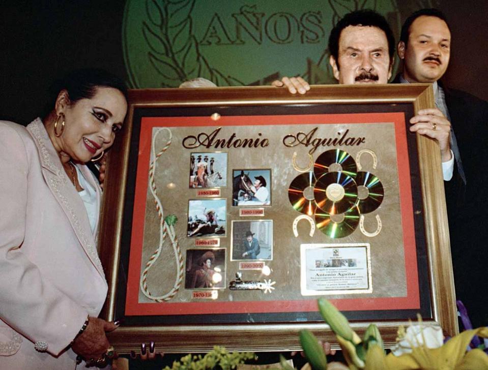 Entre la pareja de estrellas de música vernácula, casi siempre el protagonista era Antonio, pero Flor celebraba orgullosa cada logro de su esposo, como cuando la sociedad de compositores entregó un reconocimiento a los 50 años de trayectoria de don Antonio Aguilar. (Cuarto Oscuro)