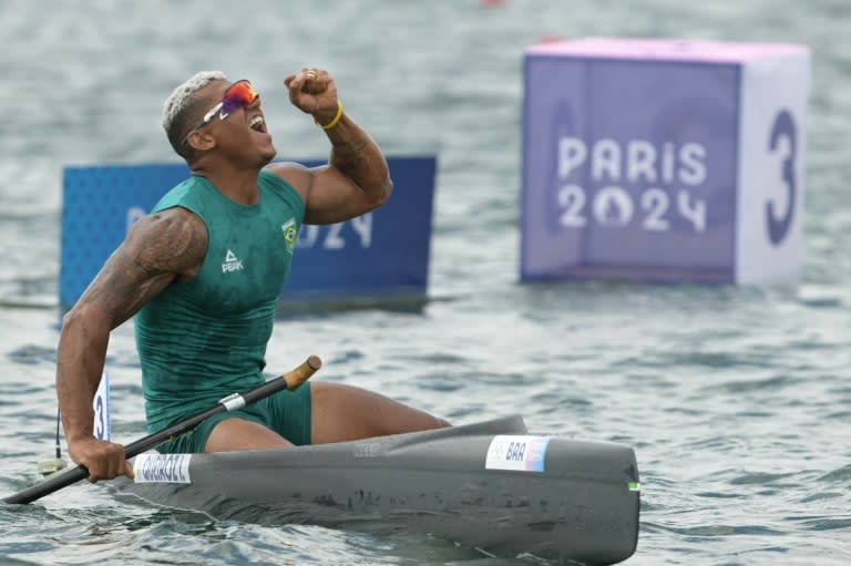 El brasileño Isaquias Queiroz celebra su medalla en la final de C1-1000 de los Juegos de París el 9 de agosto de 2024 (Bertrand GUAY)