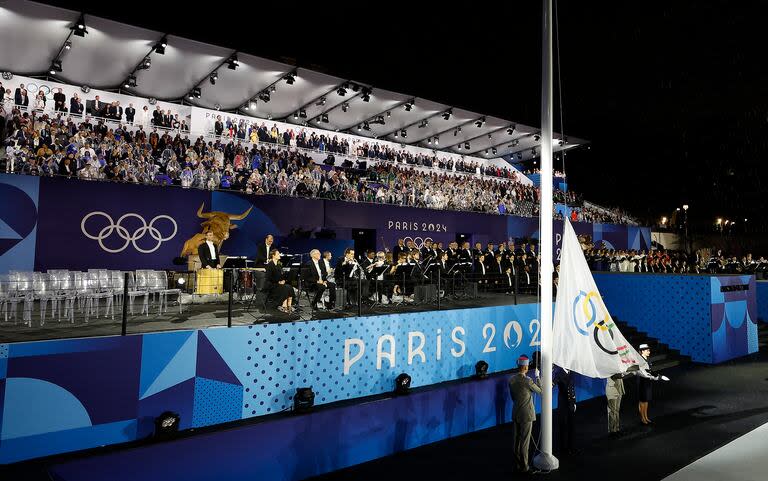 La bandera olímpica se iza en el Trocadero