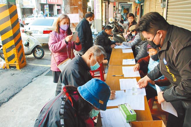 國民黨苗栗縣黨部在苗栗市中正路辦理「反萊豬、綁大選」公投街頭連署，民眾9日一早不畏寒冷陸續前往響應。（何冠嫻攝）