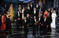 <p>Es war der Aufreger der Oscar-Verleihung im Jahr 2017! Faye Dunaway und Warren Beatty verkündeten, das der Film “La La Land” den Preis in der Kategorie “Bester Film” gewonnen habe – ein peinlicher Irrtum, der rund zwei Minuten lang für Verwirrung auf der Bühne sorgte! Eigentlich hatte das Drama “Moonlight” den Award gewonnen. Die Umschläge wurden allerdings vom Verantwortlichen Brian Cullinan vertauscht. (Bild: Kevin Winter/Getty Images) </p>