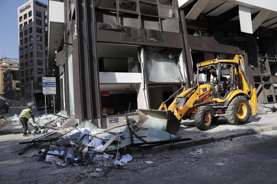 La città è distrutta "così tanto da sembrare Hiroshima", ha detto il governatore della capitale libanese. Auto ed edifici semidistrutti e detriti sulla strada. E in quasi tutto il centro cittadino praticamente nessun edificio è rimasto con i vetri intatti.