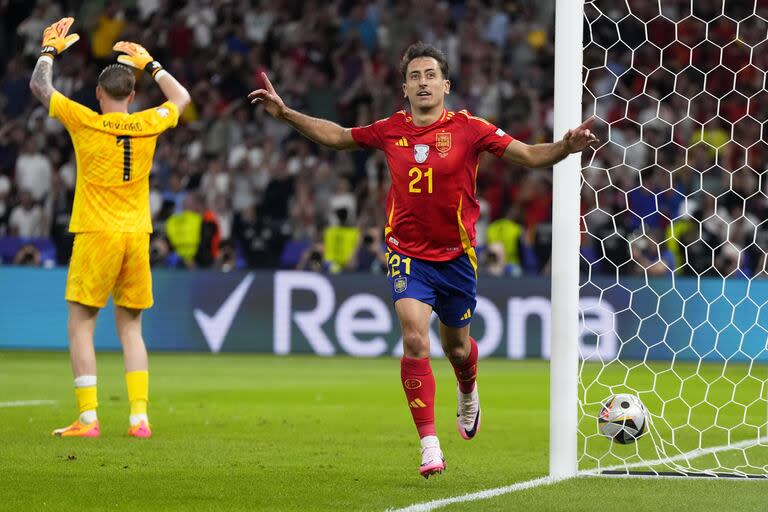 Oyarzábal festeja su gol, el segundo de España, con Pickford derrotado al fondo