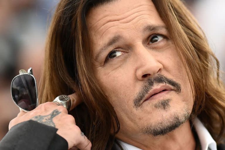 Johnny Depp llamó la atención por el estado de su dentadura (Foto Instagram @festivaldecannes)