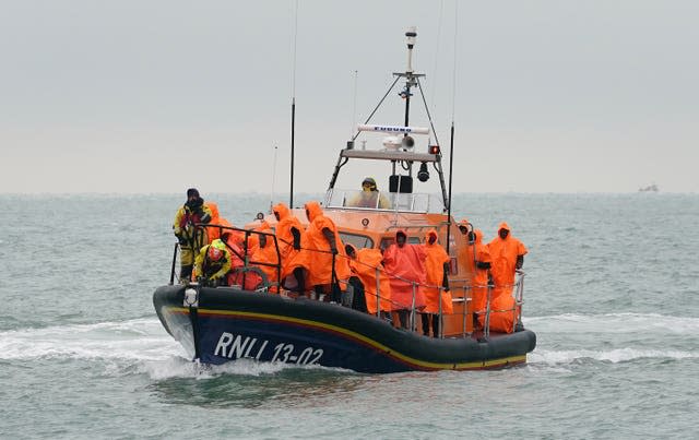 Un grupo de personas que se cree que son inmigrantes son llevados a Dungeness, Kent, luego de ser rescatados por el RNLI luego de un incidente en un bote pequeño en el Canal el viernes.