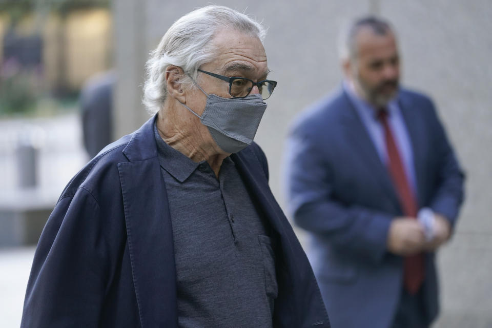 El actor Robert De Niro llega a un tribunal en Nueva York el martes 31 de octubre de 2023. De Niro continúa su testimonio en una demanda de 12 millones de dólares interpuesta por su exasistente, Graham Chase Robinson. De Niro contrademandó a Robinson, acusándola de cobrar gastos personales a su empresa. (Foto AP/Seth Wenig)