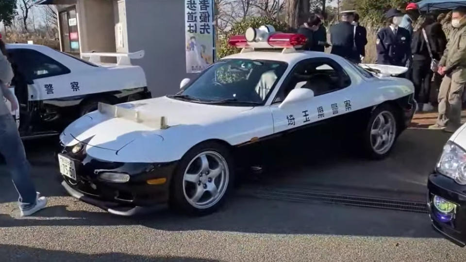 Mazda RX-7是品牌當中經典的雙門跑車，以輕量化的設定搭配高性能引擎。(圖片來源/ 翻攝自39-Car Life YT)