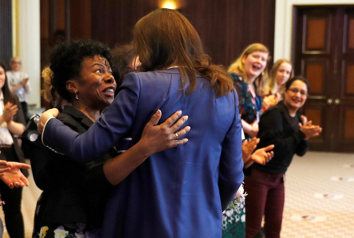 Herzogin Kate traf bei einem öffentlichen Termin in London auf die Professorin Jacqueline Dunkley-Bent. (Bild: Peter Nicholls/AFP/Getty Images)