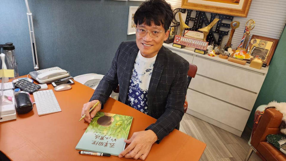 陳俊龍醫師將自己求學行醫的心路歷程出版「玉米田裡的小男孩：從玉米田到哈佛」，親筆為書迷也是患者完成簽書。
