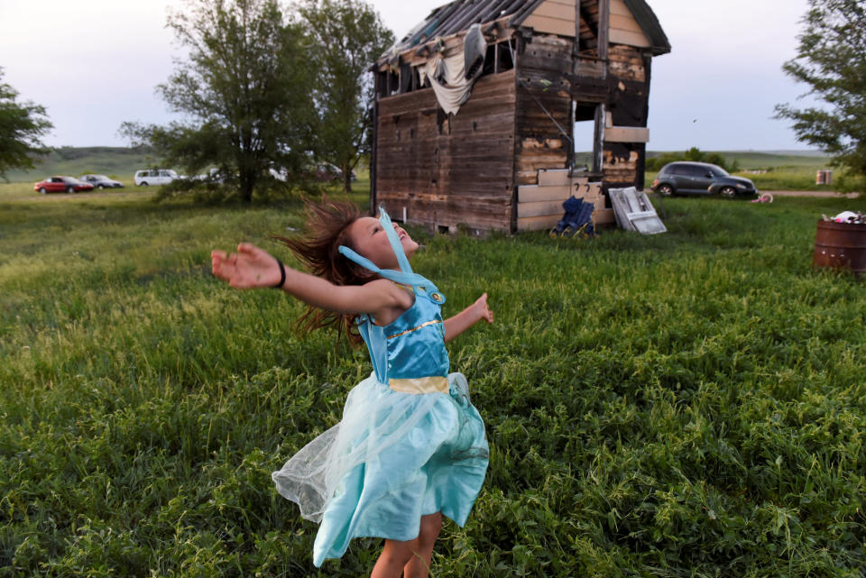<p>Una niña juega cerca de una casa abandonada en la reserva del río Cheyenne en Dakota del Sur, Estados Unidos.<br>Foto: REUTERS/Stephanie Keith </p>