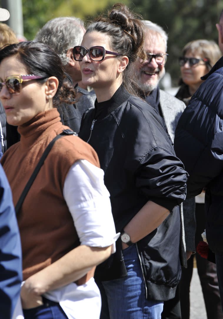 Los actores Celina Font, Ana Celentano y Jorge Marrale durante el entierro en Chacarita de Pepe Soriano