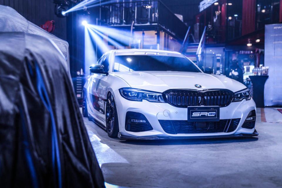 G20 BMW搭載2022年全新主打式樣305Forged 19吋單片鍛造輪圈，全車同樣加裝SRC Aero碳纖維空氣力學套件，包含前下擾流、後下擾流、側裙、小尾翼與大尾翼。(圖片來源/ 動升鋁圈)
