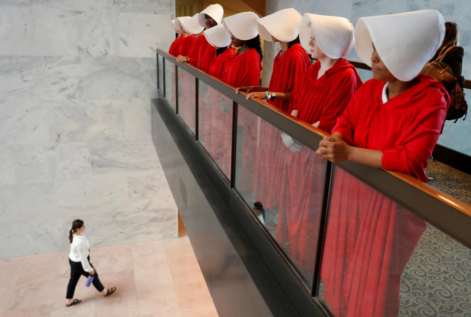 <p>Demonstrantinnen warten verkleidet als Mägde aus „The Handmaid’s Tale“ in Washington auf den aktuellen Richterkandidaten für das Oberste Gericht, Brett Kavanaugh. Die Nominierungsanhörung des umstrittenen konservativen Juristen wird von Tumulten begleitet, da er nach Ansicht von Frauenrechtlerinnen eine frauenfeindliche Politik verfolgt. (Bild: Reuters) </p>