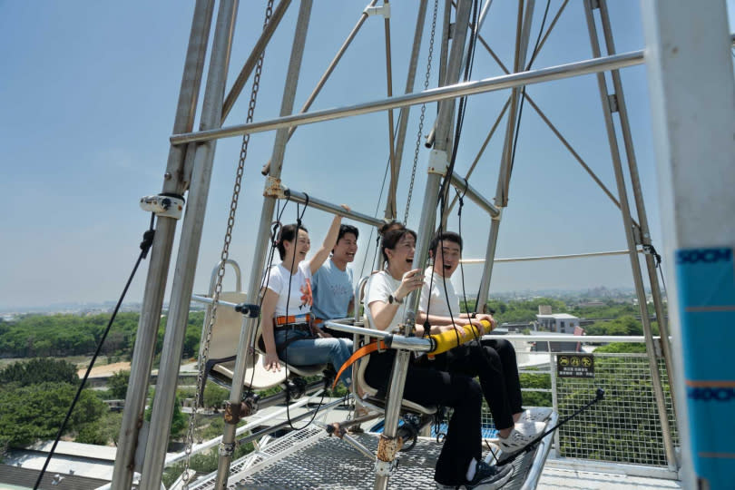 郁方（左起）風田、方志友、李㼈一起體驗高空設施。（圖／MyVideo）