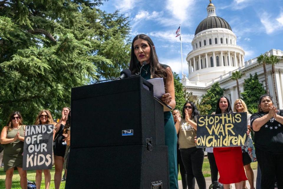 Sonja Shaw, presidenta del Distrito Escolar Unificado de Chino Valley, en una conferencia de prensa en el Capitolio estatal el 14 de agosto, para oponerse a una serie de proyectos de ley de educación en la Legislatura que, según ella, infringirían los derechos de los padres y eliminarían el control local en los distritos escolares. La junta de Shaw expulsó al Superintendente de Instrucción Pública del estado, Tony Thurmond, de una reunión cuando intentó hablar en contra de una política que exige a los funcionarios de Chino Valley notificar a los padres si los estudiantes se declaran transgénero.