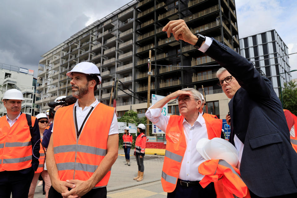Hier besichtigt IOC-Präsident Thomas Bach (Mitte) eine echte Baustelle im olympischen Dorf. Doch daneben warten noch zahlreiche sprichwörtliche. (Bild: REUTERS/Pascal Rossignol/Pool)