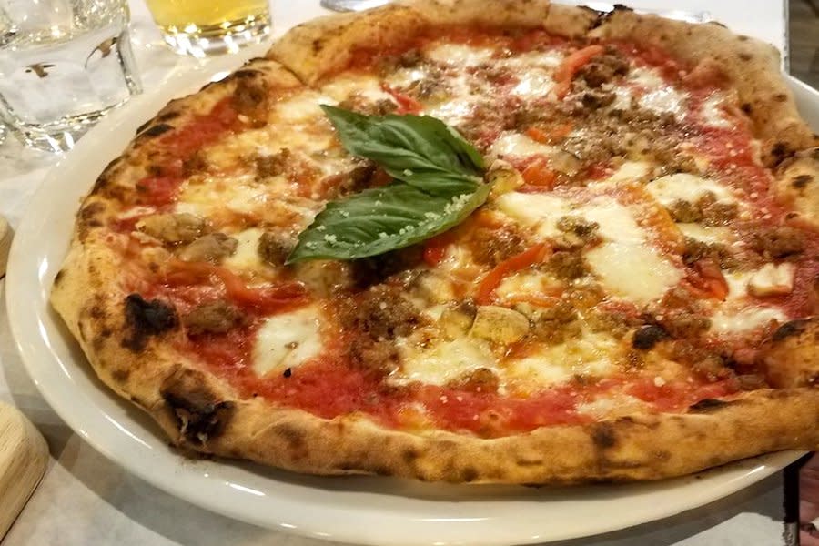 <b>PHOTO: DENYCE m./<a href="https://www.yelp.com/biz_photos/munno-pizzeria-and-bistro-chicago?utm_campaign=44014d9c-c2d8-41ad-af98-10792e24baf7%2C568602ae-8ff3-4b7e-9a45-5741063d2c2e&utm_medium=81024472-a80c-4266-a0e5-a3bf8775daa7" rel="nofollow noopener" target="_blank" data-ylk="slk:YELP;elm:context_link;itc:0;sec:content-canvas" class="link ">YELP</a></b>