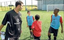 <p>Here’s one of England’s players speaking to Ryan Giggs during his time at Old Trafford. </p>