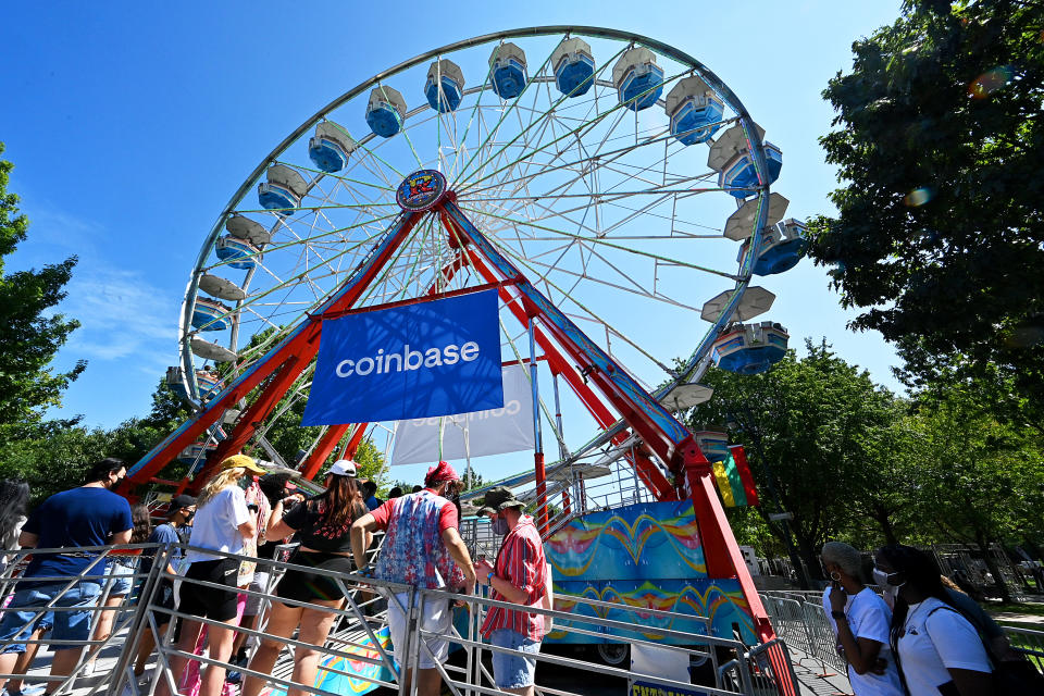 FILADELFIA, PENNSYLVANIA - 04 DE SEPTIEMBRE: Los asistentes se alinean para la noria Coinbase durante 2021 Made In America en Benjamin Franklin Parkway el 04 de septiembre de 2021 en Filadelfia, Pensilvania. (Foto de Kevin Mazur/Getty Images para Roc Nation)