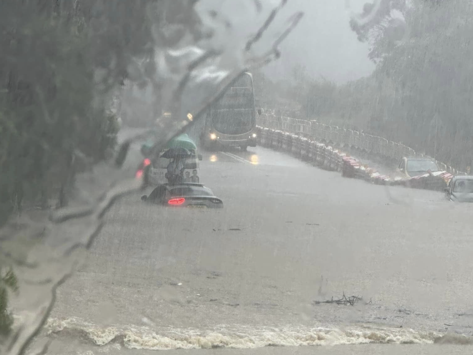 有網民表示寶琳路今早因為大雨，再次水浸。（圖：將軍澳主場 FB）