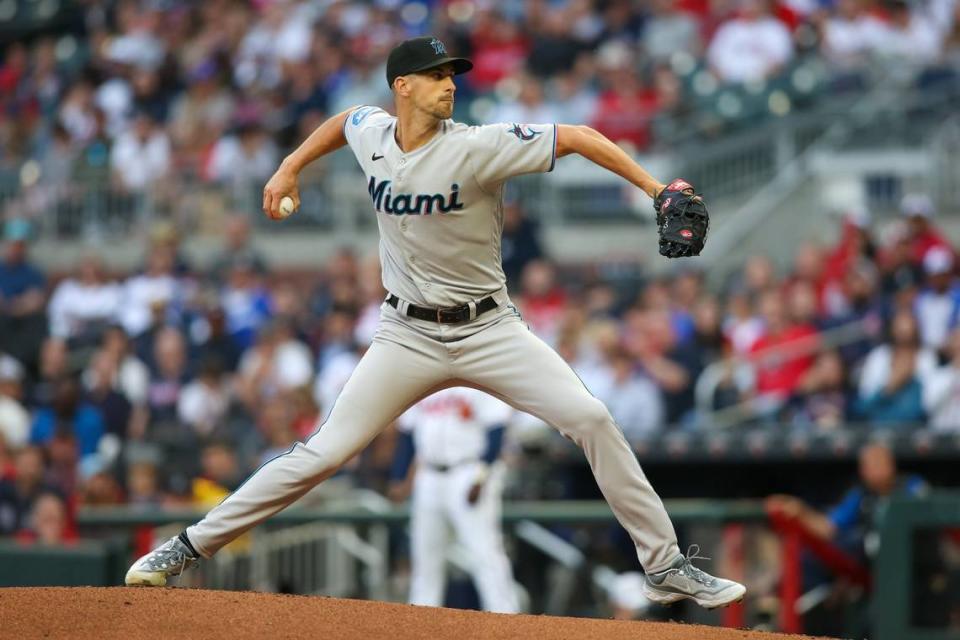 El abridor de los Marlins Bryan Hoeing lanza en el primer inning del partido ante los Bravos, celebrado el 25 de abril de 2023 en Atlanta.