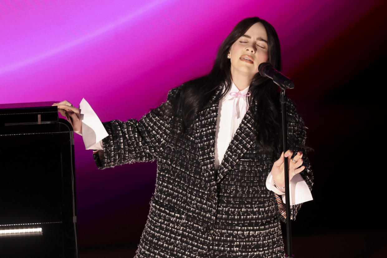 Billie Eilish durante su presentación en los Oscar de 2024 (Rich Polk/Variety via Getty Images)