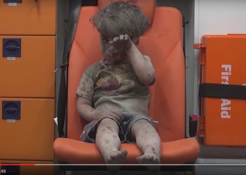 翁蘭．戴克尼許（Omran Daqneesh）一個被炸得滿臉是血、不知道發生什麼事的敘利亞小男孩（YouTube）