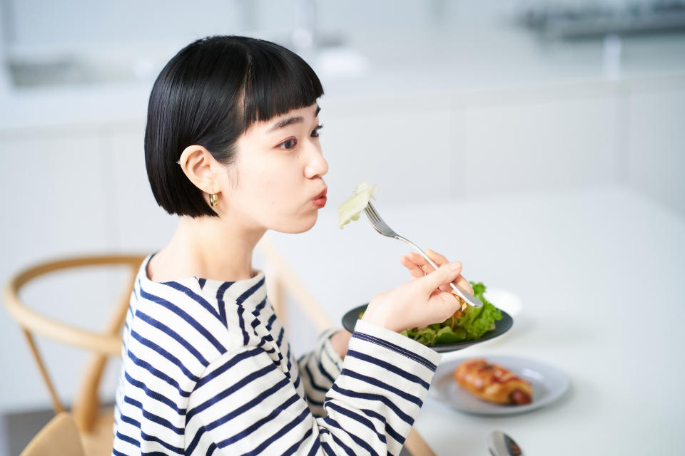 日本便利商店食品種類超多，最近日本女生非常流行的就是買豆腐、納豆、水煮蛋等富含優質蛋白質的食物，正餐的時候不會只吃蔬菜或者麵條，均衡的飲食也是現在日本女生追求的飲食好習慣，其他像是日式烤魚、雞胸肉沙拉也是熱門的品項。